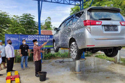 Dukung peningkatan ekonomi masyarakat, SBA bantu usaha cuci mobil BUMG Bersama