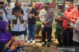 Polres Cianjur bagikan sembako untuk warga terdampak PPKM