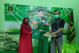 PPP Situbondo bagikan ratusan paket sembako kepada PKL