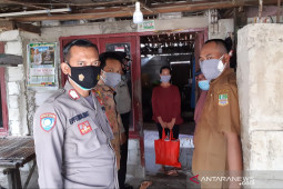 Polri bagikan paket sembako warga isoman COVID-19 di Bekasi