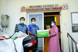 Puskesmas buka 24 jam, UMSurabaya bagikan ratusan paket makanan sehat untuk nakes