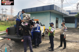 Masuk jalur Tol Dupak, seorang pengendara sepeda motor diamankan PJR Polda Jatim