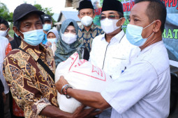 Pemkab Tanjabbar beri bantuan korban  longsor di Pasar Parit Deli