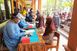 Khofifah: Percepatan vaksinasi di Jatim terkendala pasokan vaksin
