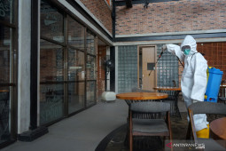 Dinas kesehatan Kota Gorontalo semprotkan disinfektan di restoran