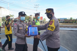 TNI-Polri gencar bantuan warga terdampak PPKM di Kapuas Hulu
