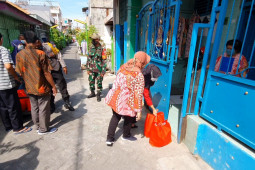 Legislator gelar aksi sosial beri sembako warga isoman di Kota Surabaya