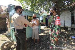 Distribusi sembako untuk warga