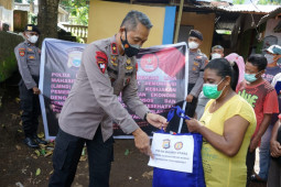 Polda Malut salurkan Bansos ke warga yang daerahnya terapkan PPKM MIkro, begini penjelasannya