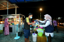 Sembari bagikan sembako, Satgas COVID-19 Banyuwangi terus pantau pelaksanaan PPKM darurat