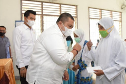 Bupati Tapsel berikan tali asih kepada jemaah BKMT  lansia