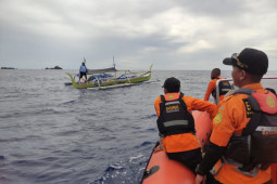 Nelayan hilang akibat perahu dihantam ombak