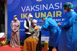 FK Unair bantu Pemprov Jatim percepat vaksinasi di perkampungan dan pesisir