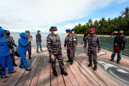 TNI AL vaksinasi warga pulau Soop yang kesulitan transportasi menuju Kota Sorong