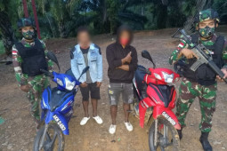 Satgas Pamtas tangkap pengendara kendaraan roda dua ilegal asal Malaysia