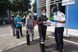 Warga antusias isi ulang oksigen gratis di Surabaya