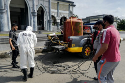Polres Mukomuko semprotkan disinfektan di zona merah