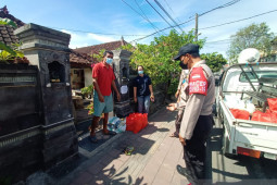 Pemkot Denpasar  serahkan bantuan sembako untuk warga isoman