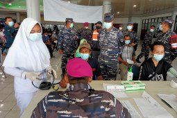 TNI AL gelar vaksinasi bagi warga kawasan pelabuhan kota Sorong