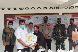 Dinsos Aceh Besar salurkan bantuan beras PPKM