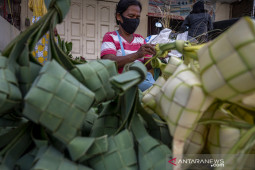 Permintaan Kulit Ketupat Idul Adha Menurun