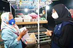 Pemkab Banyuwangi mulai salurkan bantuan uang tunai untuk warung kecil dan PKL