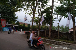 30 hotel dan restoran di Garut lakukan aksi pasang bendera putih