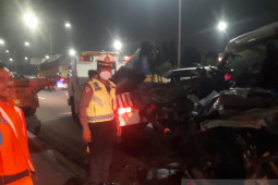 Mobil boks tabrak trailer, satu orang meninggal