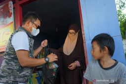 Gorontalo Folding Bike bagikan 250 paket bahan pokok