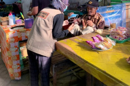 Dinkes Tanah Bumbu Bagikan masker gratis kepada masyarakat Simpang Empat