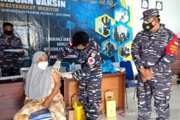 Lanal Saumlaki jangkau ratusan  warga pesisir Kabupaten Kepulauan Tanimbar untuk vaksinasi COVID-19, begini penjelasannya