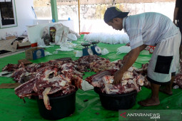 Polisi bantu pendistribusian daging kurban kepada warga cegah COVID-19