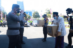 Polda Jatim bagikan daging kurban secara "door to door"