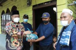 Bupati Dairi bagikan  daging kurban langsung ke rumah warga