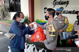 Polres Bogor bagikan paket daging dan sembako ke warga terdampak PPKM