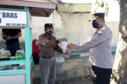 Polres Situbondo dan Bondowoso bagikan daging kurban dari rumah ke rumah