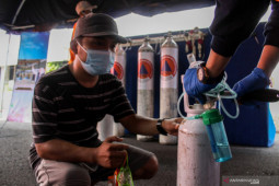 Pemkot Surabaya bantu isi ulang 200 tabung oksigen di RS setiap harinya