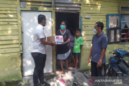 Ditreskrimum Polda Jambi bagikan paket sembako untuk warga terdampak COVID-19