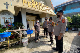 TNI dan Polri perbaiki rumah warga rusak akibat tawuran