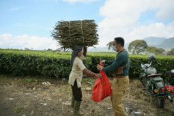 Gubernur: Hanya 64 persen penduduk Jabar dapat bansos selama PPKM