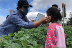 Satgas BUMN serahkan 160 kaleng daging untuk korban erupsi Sinabung