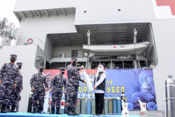 KRI SHS-990 Disiagakan sebagai Depo Isi Ulang Oksigen Gratis
