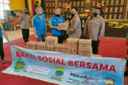 Polisi salurkan 10.000 sembako bagi warga terdampak PPKM di Bandung