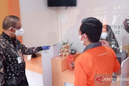 Sutarmidji bantu obat-obatan untuk pasien isolasi mandiri