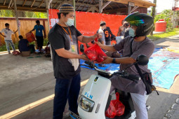 PLN Singkawang gunakan motor listrik saat layani pelanggan