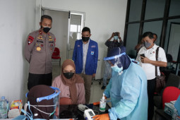 Polda Malut -  Fakultas Kedokteran Unkhair vaksinasi COVID-19