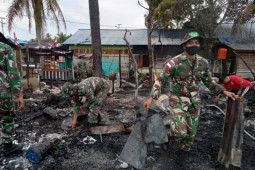 Satgas Pamtas membantu warga padamkan kebakaran dua warung di Sambas