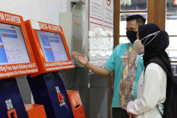 Penumpang kereta kini tak perlu ke loket stasiun Cirebon untuk beli tiket langsung