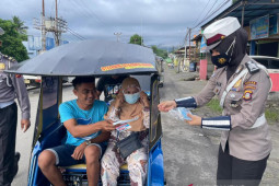 Polwan Polda Gorontalo bagikan masker gratis ke warga
