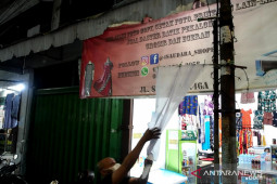 Sehari bendera putih berkibar di kawasan pertokoan Ampel Surabaya